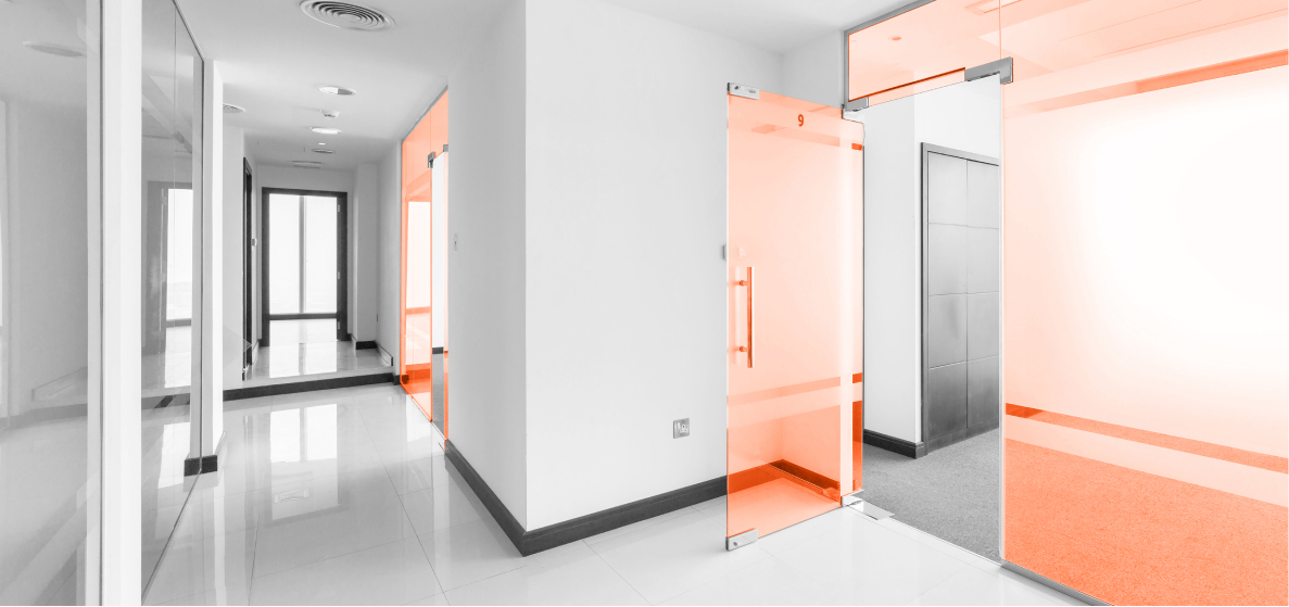 Противопожарные двери без рамы в здании